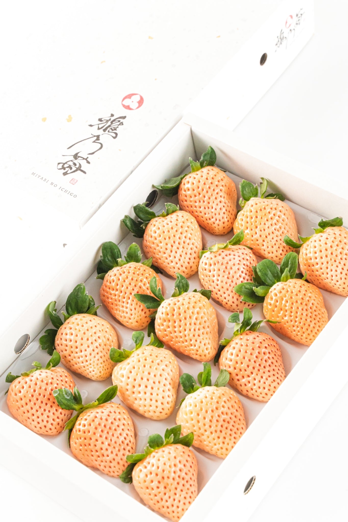 White Japanese Strawberry "Awa Yuki" 淡雪 400g with GIFT Pack  - limited availability